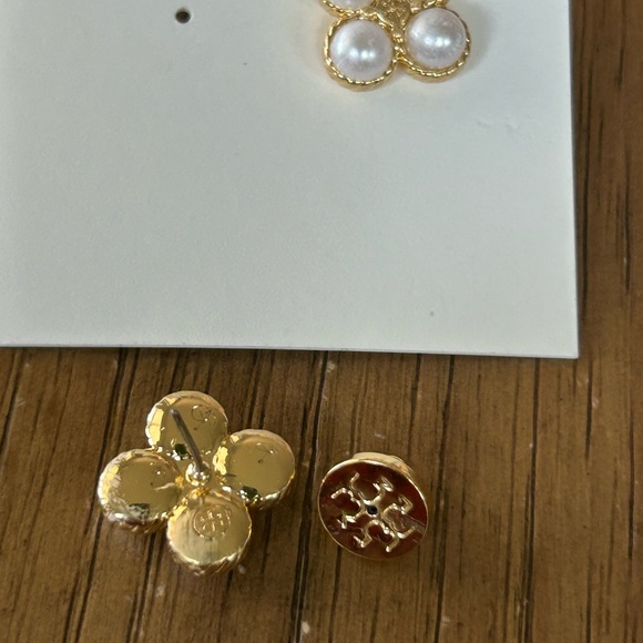 Tory Burch Clover Pearl Earrings Read! - Picture 5 of 6